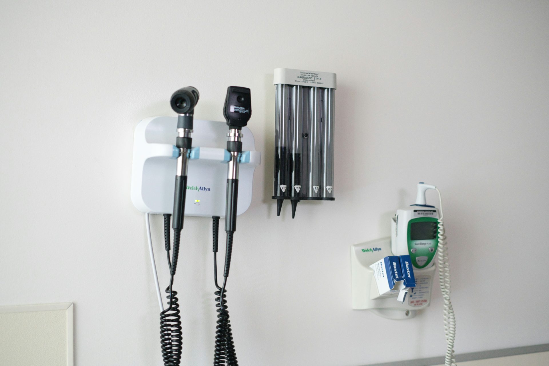 An einer Wand montierte medizinische Diagnosegeräte.